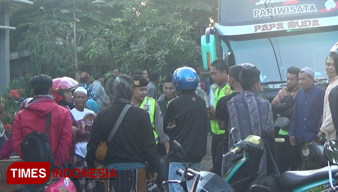 Suasana Kecelakaan melibatkan Bus Pariwisata dari Bali, tabrak pemotor dan meninggal di Jalan Raya Paiton, Kabupaten Probolinggo, Jawa Timur.(FOTO: Dicko W/TIMES Indonesia) 