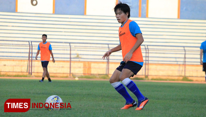 Kei Hirose mulai bergabung dalam latihan rutin yang digelar Persela Lamongan di Stadion Surajaya, Senin (17/6/2019). (FOTO: MFA Rohmatillah/TIMES Indonesia)