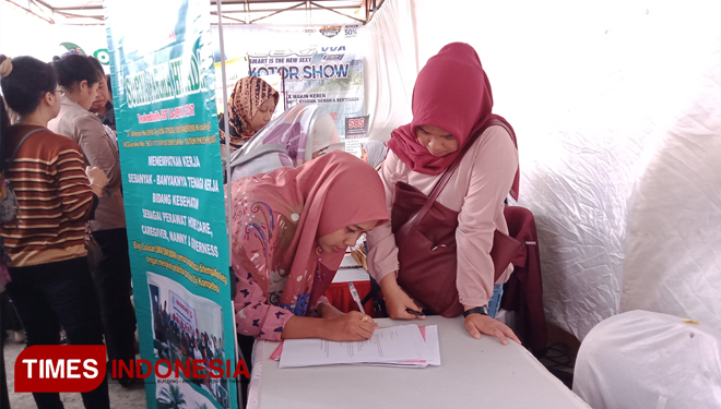 Pencari Kerja sedang menulis absen di salah satu perusahaan di Mini Job Fair  Dinas Tenaga Kerja Kabupaten Blitar, Senin (17/6/2019).( Foto: Sholeh/ Times Indonesia)