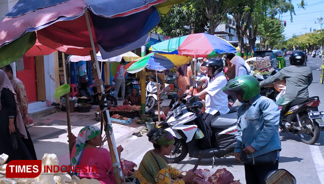 Pasar tumpah di Jl. Kabupaten, Kelurahan Bugih, paling banyak dikeluhkan warga karena menjadi titik kesemrawutan dalam kota. (foto: Putera Khafi/TIMES Indonesia)