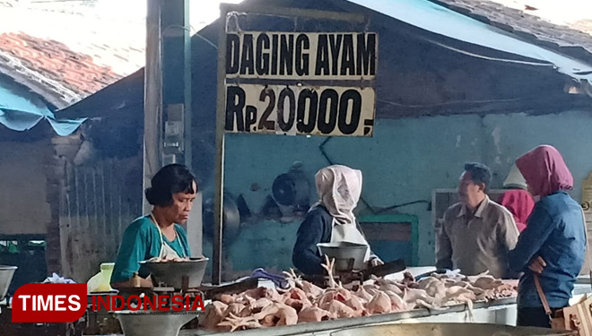 Pedagang daging ayam di Pasar Srono (FOTO: Rizki Alfian/TIMESIndonesia)