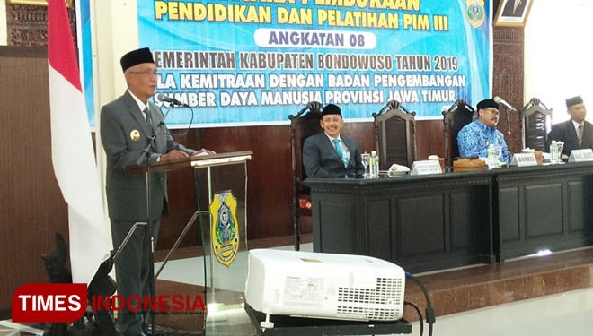 Bupati Bondowoso Drs KH Salwa Arifin saat memberikan sambutan dalam pembukaan diklat kepemimpinan yang diikuti ASN (FOTO: Moh Bahri/TIMES Indonesia)