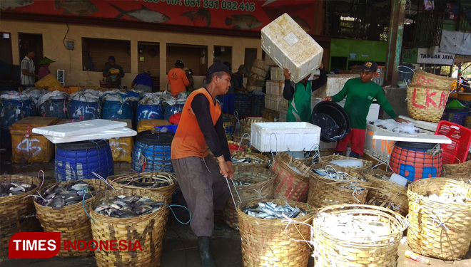 Aktifitas jual beli di pasar ikan Lamongan, Senin (17/6/2019). (FOTO: MFA Rohmatillah/TIMES Indonesia)