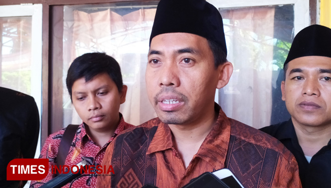 Miftahur Rozak, anggota KPU Jawa Timur menyampaikan hasil rekomendasi Bawaslu RI ke KPU Pamekasan terkait pelanggaran administrasi yang dilakukan PPK Proppo dan Larangan. (FOTO: Putera Khafi/TIMES Indonesia)
