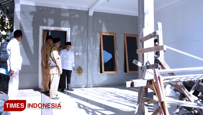 Bupati Lombok Utara Najmul Akhyar saat meninjau progres pembangunan rumah tahan gempa.(FOTO: HumasPro KLU for TIMES Indonesia) 