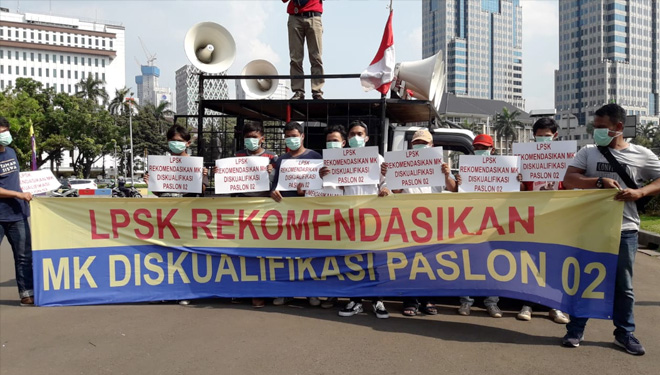 Sejumlah massa aksi LPSK meminta MK mendiskualifikasi pasangan duet Prabowo-Sandi. (Foto: Istimewa)