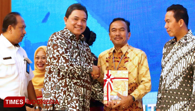 Sekretaris Utama BKKBN Nofrijal menerima opini WTP laporan pemeriksaan keuangan dari BPK RI. (Foto: Humas BKKBN for TIMES Indonesia).