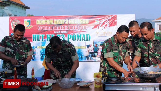 Para prajurit meracik bumbu nasi goreng dalam lomba memasak yang digelar Denpom Divif 2 Kostrad. (foto: Humas Denpom Divif 2 Kostrad for TIMES Indonesia)
