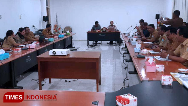 Tim Satgas pencegahan unit kerja koordinator wilayah NTT saat melakukan supervisi dan monitoring evaluasi program pemberantasan korupsi di Aula Kantor Bupati Sumba Timur(FOTO:Habibudin/TIMES Indonesia)