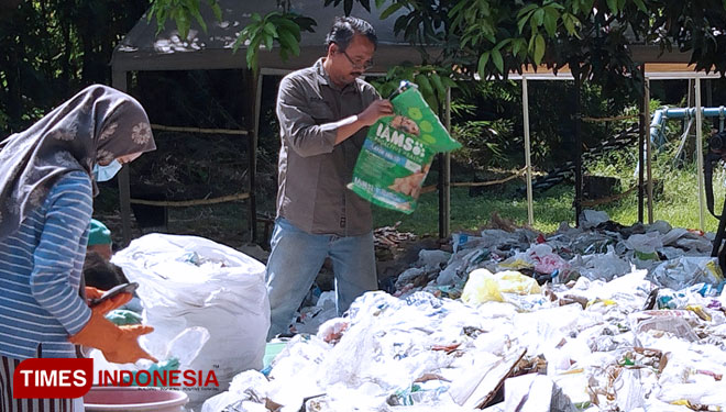 Peneliti Ecoton Andreas Agus Kristanto saat memilah sampah luar negeri. (Foto: Akmal/TIMES Indonesia)
