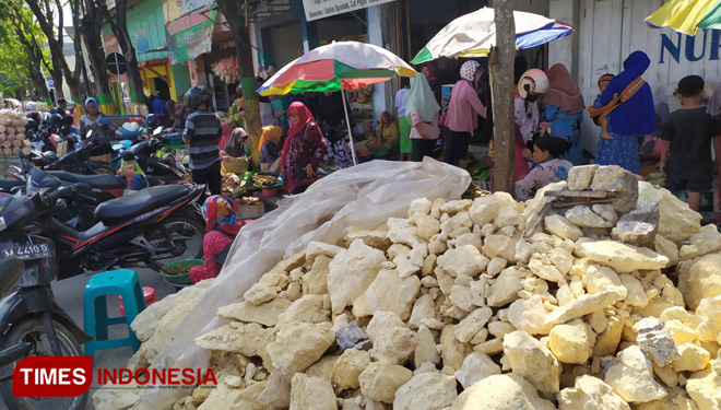 Batu dan tanah uruk di Jl. Kabupaten belum dibersihkan oleh Dinas Lingkungan Hidup karena ada ancaman dari warga. (FOTO: Putera Khafi/TIMES Indonesia)