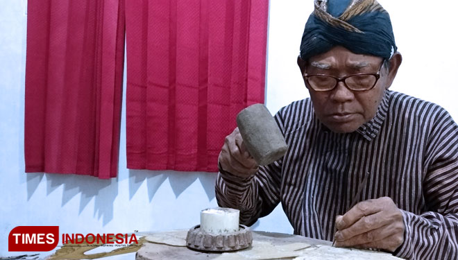 Ki Asmoro Sampir, Dalang Veteran Banyuwangi sekaligus pembuat Wayang kulit. (FOTO: Agung Sedana/ TIMES Indonesia)