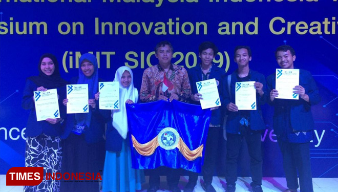 Dosen pendamping mahasiswa Dr. Rimulyo Hendardi (tengah) bersama 6 mahasiswa FST yang meraih medali di Thailand.