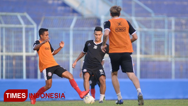 Aksi Muhammad Rafli dalam sesi latihan Arema FC di Stadion Kanjuruhan Kabupaten Malang pada Rabu (19/6/2019) (FOTO: Ovan Setiawan/ Times Indonesia) 