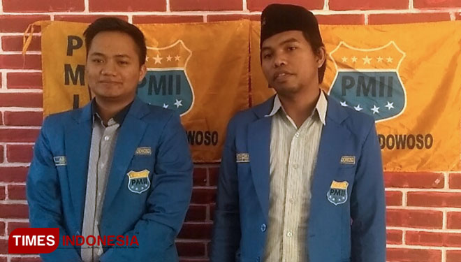 Ketua PC PMII Kabupaten Bondowoso Jawa Timur, Fathor Rozi (Kanan) saat ditemui di kesekretariatan PC PMII Bondowoso (FOTO: Moh Bahri/TIMES Indonesia) 