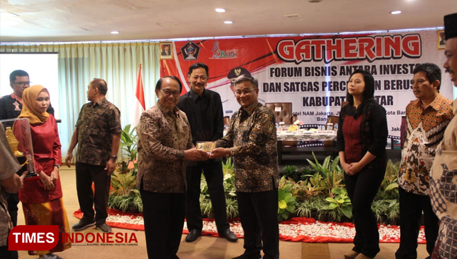 Bupati Blitar Rijanto (sebelah kiri) menerima cinderamata pada Gathering Forum Bisnis Antara Investor dan Satgas Percepatan Berusaha Kabupaten Blitar yang dilaksanakan oleh Dinas Penanaman Modal dan Pelayanan Terpadu Satu Pintu (DPMPTSP) di Jakarta, Selas