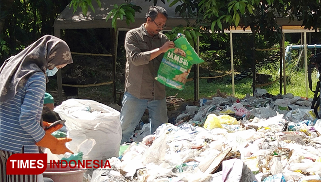 Sampah impor yang ditemukan Ecoton di tumpukan sampah (Foto: Akmal/TIMES Indonesia).