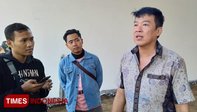 Samuel (paling kanan), Ketua yayasan Budi Luhur sekaligus pemilik gedung yang diduga untuk kremasi yang ditolak warga Asembakor, Kecamatan Kraksaan, Kabupate Probolinggo.(FOTO: Dicko W/TIMES Indonesia)