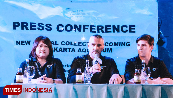 Director Jakarta Aquarium, Will Owens (tengah) bersama Aaron Jup dan D. Noviarini saat konferensi pers. (Foto: Ivan Iskandaria/TIMES Indonesia)