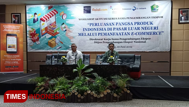 Direktur Kerja Sama Pengembangan Ekspor Kemendag RI Marolop Nainggolan (kanan) memberikan pemaparan e-commerce dan pasar ekspor.(foto: Imadudin M/Times Indonesia)