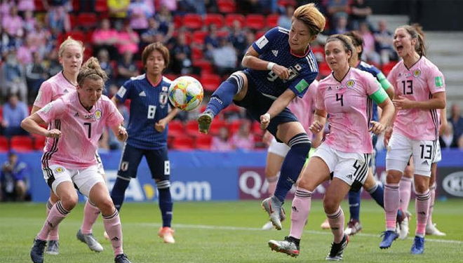 Yuika Sugasawa ketika berusaha menembak dalam laga Jepang vs Skotlandia di Piala Dunia Wanita 2019 dan pesona Alex Morgan, predator cantik dari Timnas Amerika Serikat.  