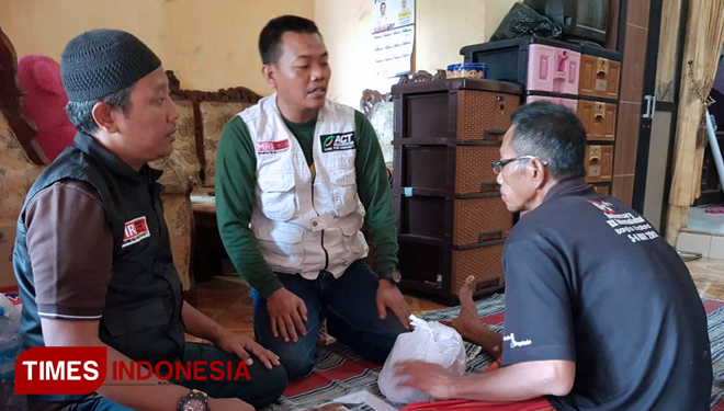 ACT Jatim dan tim MRI Lamongan berikan santunan untuk Tarmuji. (FOTO: AJP TIMES Indonesia)