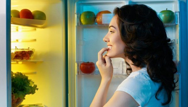 ILUSTRASI - Menyimpan makanan ke dalam Kulkas. (FOTO: Sharp)