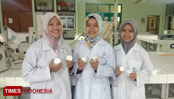 Tiga mahasiswa Fakultas Farmasi Universitas Airlangga yaitu Fatihatul Alifiyah, Diyna Rusayliya Purwanto, dan Fakhriyah Dinina mengembangkan tabir surya dari bahan alam yaitu tumbuhan. (FOTO: AJP/TIMES Indonesia)