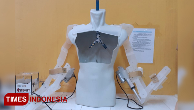 Alat exoskeleton generasi 1 tampak depan. (FOTO: AJP TIMES Indonesia)