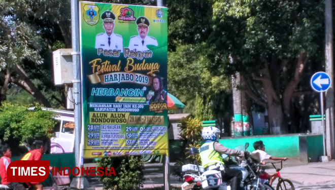 Baliho Festival Budaya Pasar Rakyat dalam rangka Harjabo 2019, di Alun-alun RBA Ki Ronggo Bondowoso (FOTO: Moh Bahri/TIMES Indonesia)