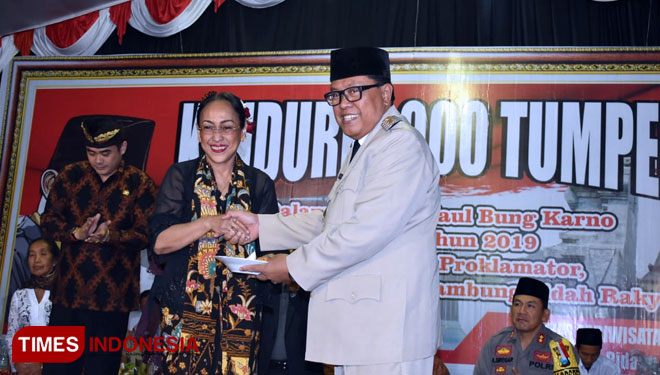 Plt Walikota Blitar berikan potongan tumpeng kepada Sukmawati Soekarnoputri Putri pada Kenduri 1000 Tumpeng dan Doa bersama dalam rangka Haul Bung Karno ke 49, Kamis (20/6/2019) malam. (Foto: Sholeh /TIMES Indonesia)
