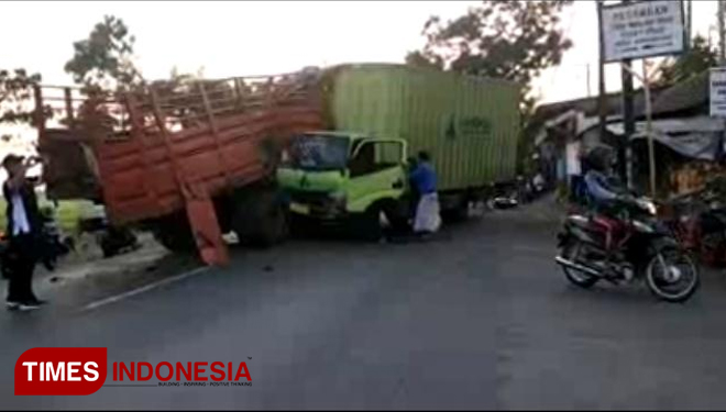 Kondisi kedua truk yang terlibat kecelakaan di jalur Pantura Pajarakan, Kabupaten Probolinggo.(FOTO: Dicko W/TIMES Indonesia)