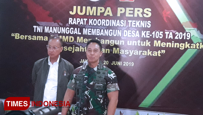 Mensos Agus Gumiwang Kartasasmita bersama KSAD Jenderal Andika Perkasa pada acara Rakornis TMMD ke-105. (FOTO: Ivan Iskandaria/TIMES Indonesia)