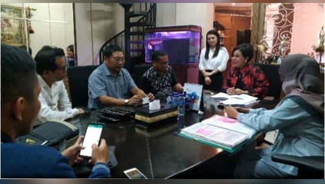 Dirut Bank SPM, S. RIYANTO saat penandatangan dengan Direktur Pembiayaan Syariah LPDB-UMKM,Fitri Rinaldi didampingi Kadiv Pembiayaan Syariah II Jatim, Ari Permana, Surabaya, Selasa (18/06).
