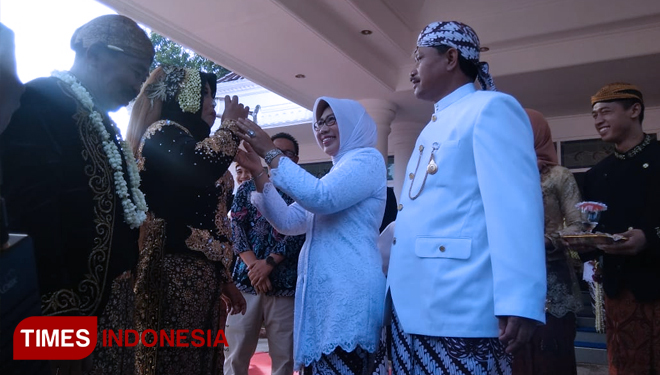 Wali Kota Madiun dan Ny Yuni Maidi menyambut pasangan pengantin peserta nikah massal. (FOTO: Ririn Widyaningrum/TIMES Indonesia)