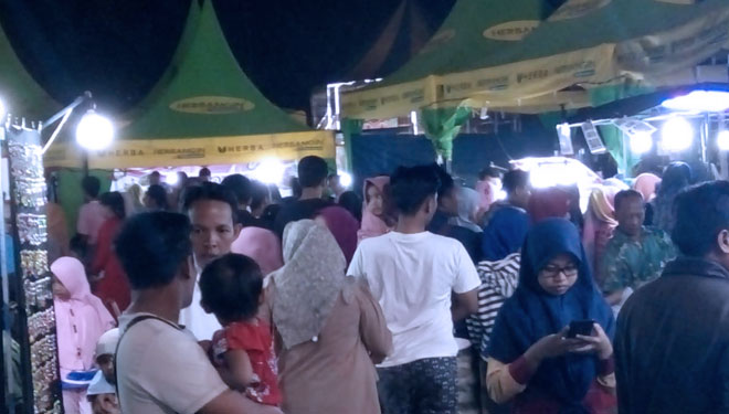 Pengunjung terlihat memadati Pasar Rakyat Sampang 2019. (FOTO: Istimewa) 