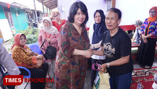 Ira Bakir pasaman saat memberikan bantuan paket sembako secara simbolis kepada salah satu warga korban pasca banjir  Kelurahan Guntung, Rabu, 19/6/2019 (FOTO: Fauzi Humas PKT For TIMES Indonesia) 