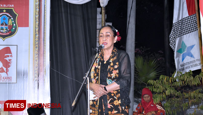 Sukmawati Soekarnoputri membacaPuisi pada acara Kenduri 1000 Tumpeng dan doa bersama memperingati haul Bung Karno yang ke 46 di Makam Bung Karno Kota Blitar, Kamis (20/6/2019).(Foto : Sholeh/ TIMES Indonesia)