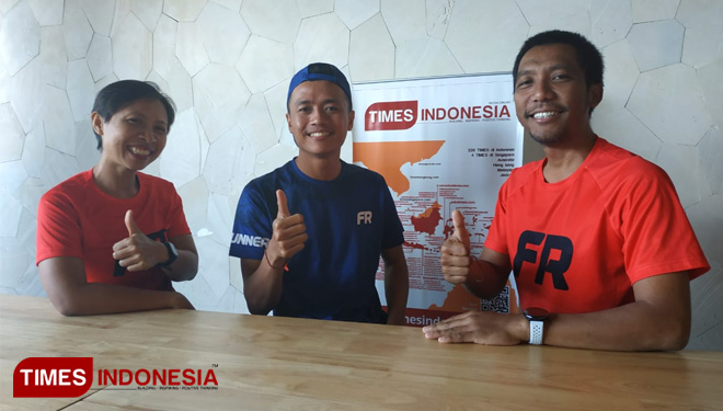 (Kiri-kanan) Trisna Yanti, Gusti Winarta dan Teguh Susanto saat berkunjung ke Kantor Times Indonesia biro Bali (FOTO: kadek adi /TIMES Indonesia) 