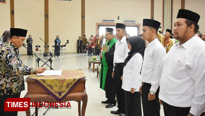Wakil Bupati Situbondo, Ir. H. Yoyok Mulyadi, M.Si saat melantik 929 anggota BPD se Kabupaten Situbondo (Foto: Uday/TIMES Indonesia). 