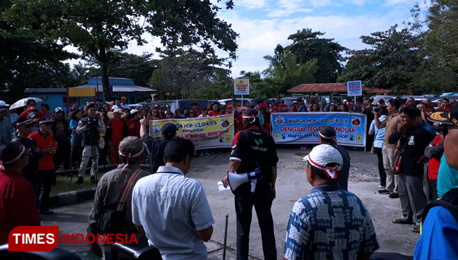 Suasana demonstrasi warga HOP badak LNG menolak migrasi listrik ke PLN,  Kamis 20/6/2019 (Foto : Kusnadi/ Times Indonesia) 