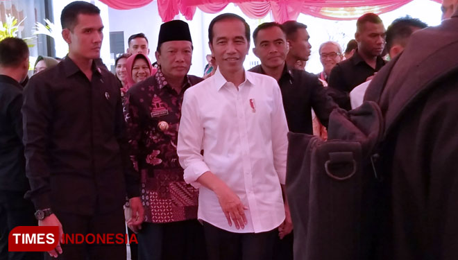 Presiden Jokowi usai membagikan sertifikat tanah di GOR Tridharma Gresik. (Foto: Akmal/TIMES Indonesia)