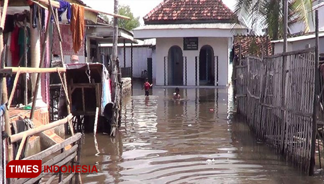Banjir rob di Desa Kalibuntu, Kecamatan Kraksaan, Kabupaten Probolinggo, masuk ke rumah warga dan mushala. (FOTO: Dicko W/TIMES Indonesia)