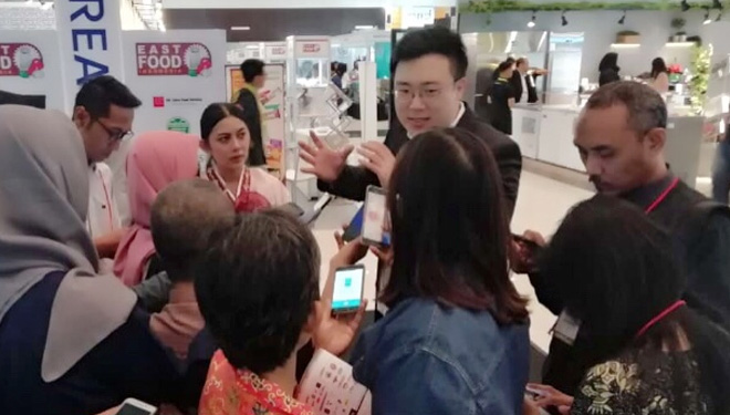 Choi Dongeun, Assistant Chief Representative Korea Agro-Trade Center, saat meninjau stan Korea Product, Kamis (20/6/2019).(Foto : Istimewa)