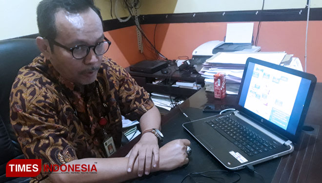Kepala BPBD Sumenep R. Abd. Rahman Riadi saat menunjukkan zona merah kekeringan kritis di Sumenep. (Foto: Ach. Qusyairi/TIMES Indonesia)