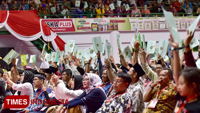 Warga saat menunjukaan sertifikat tanah yang diberikan Presiden Jokowi di GOR Tridharma, Kamis (20/6/2019). (Foto: Akmal/TIMES Indonesia).