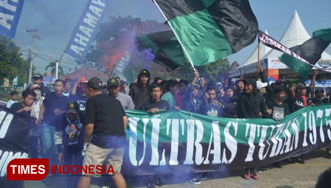 Suporter tim Persatu Tuban saat memberikan dukungan kepada timnya. (Foto: Achmad Choirudin/TIMES Indonesia)