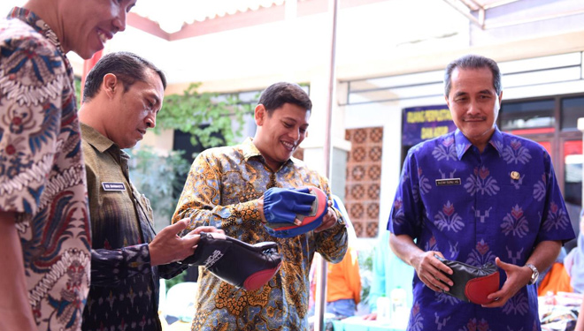 Tim penilai lapang Jatim dan walikota tinjau produk kelurahan. (FOTO: Istimewa)