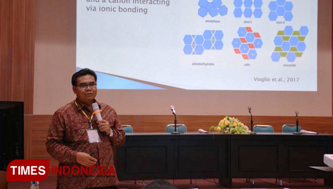 Dwi Setyawan saat memberikan materi seminar terkait soal “Solubility Enhancement of Poorly Soluble Active Pharmaceutical Ingredients” dalam acara Pharmaceutical Technology Seminar 2019. (FOTO: AJP TIMES Indonesia)