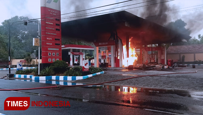 Suasana SPBU Sinduro yang terbakar. (FOTO: M Marhaban/TIMES Indonesia)